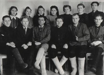 Пятый слева в нижнем ряду – С. Самошкин, четвертая в верхнем ряду – Л. Сахно 