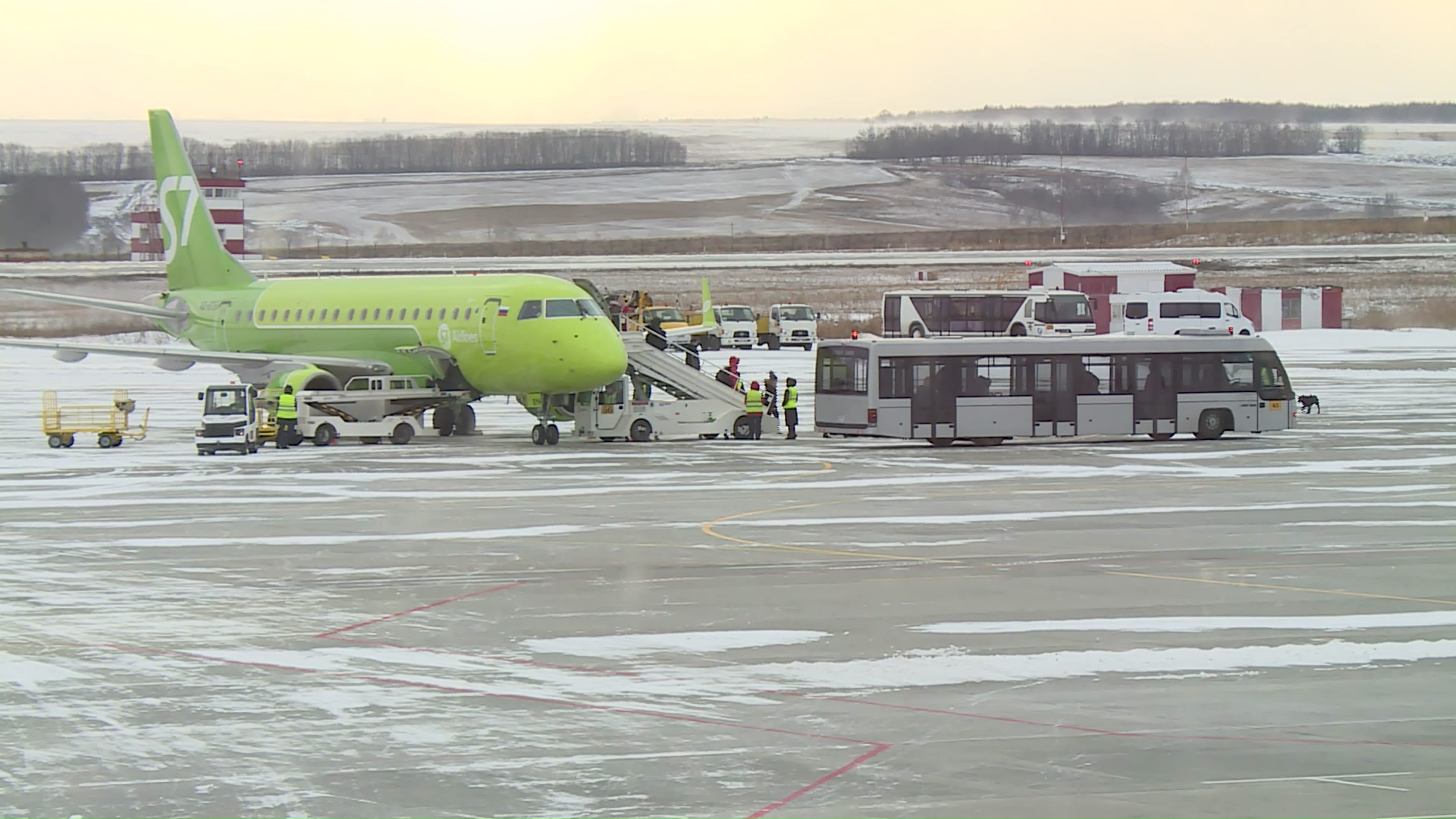 Аэропорт саранск. Мордовия аэропорт Саранск. Саранск аэропорт 2015. Аэропорт Саранск самолеты. Старый аэропорт Саранск.