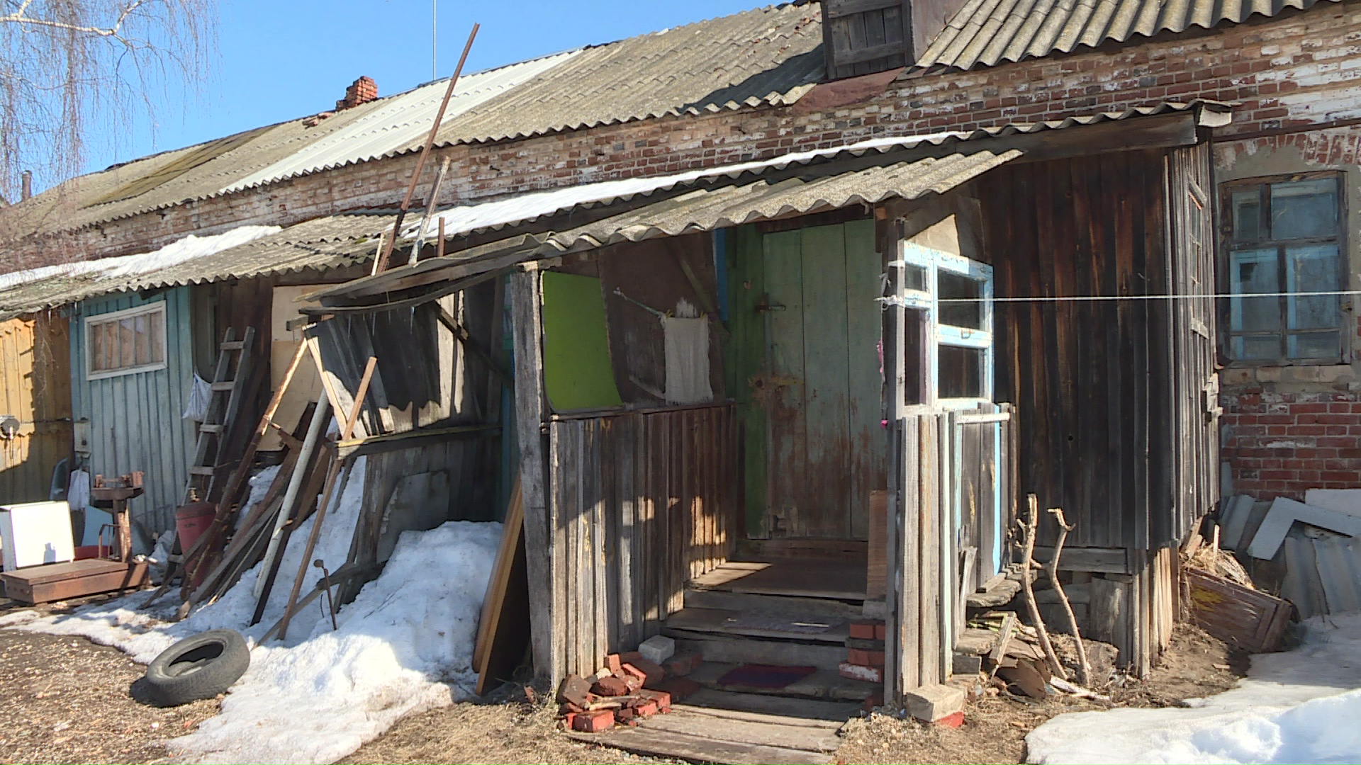 В бараке каспийский. Поселок Преображенский Мордовия. Посёлок Преображенский Краснослободск Мордовия. Крыша в старых бараках. Дома в Мордовии переселение.