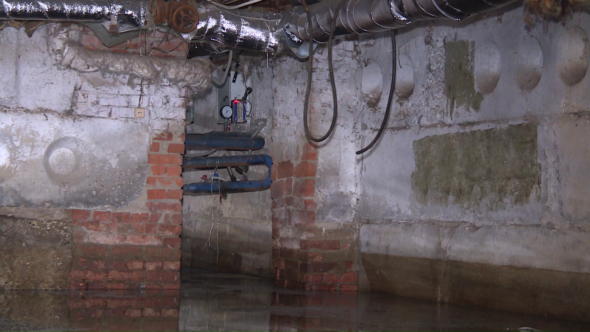 Канализация в квартире воняет. Чугунная канализация в подвале. Затопило подвал кипятком. В домах пика воняет канализацией.